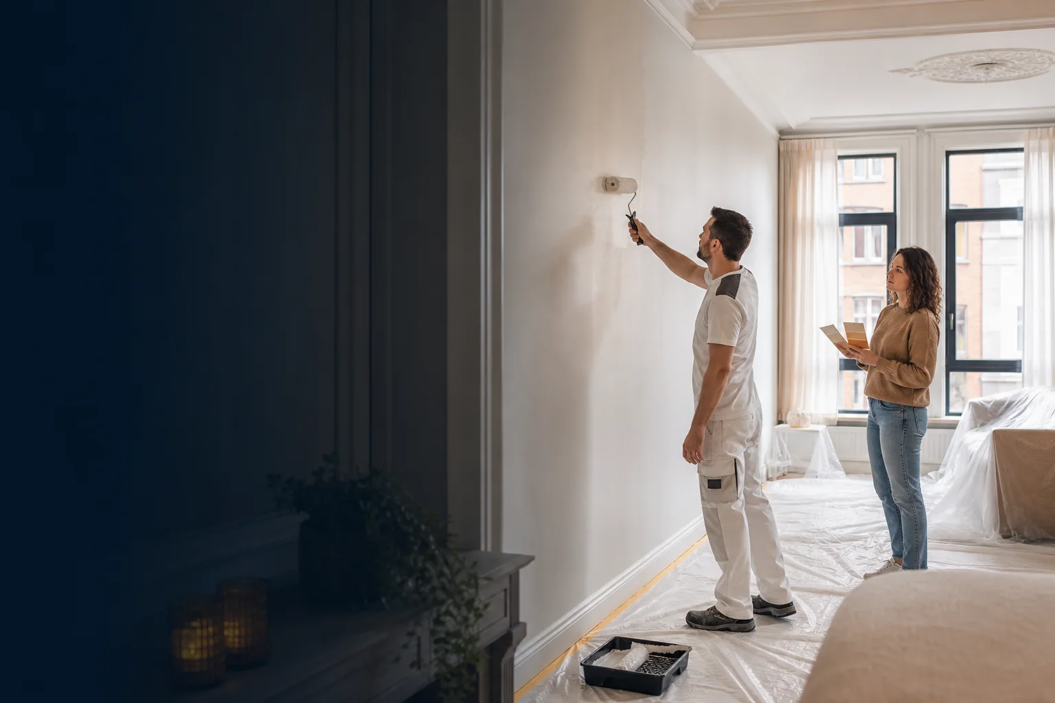 Professionele schilder werkt aan een helder Vlaams interieur